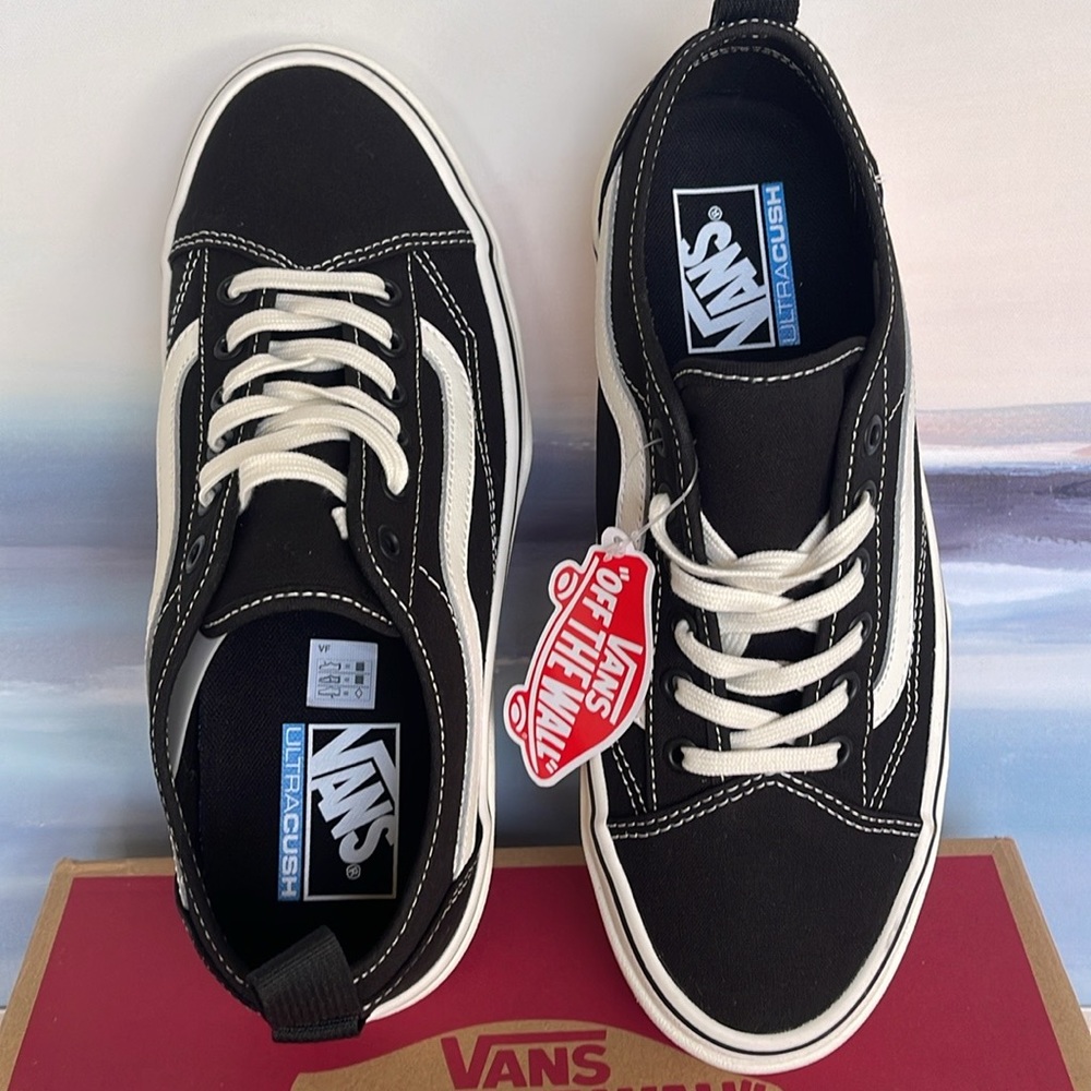 Vans Men’s Sentry Old Skool (Canvas) Black/Marshmallow
VN0A5KR3VQE
Sneakers - Picture 14 of 16